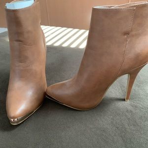 Gold toe detail, heels